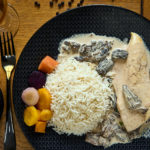 assiette de poulet aux morilles et sauce au vin jaune, accompagné de riz et ses petits légumes