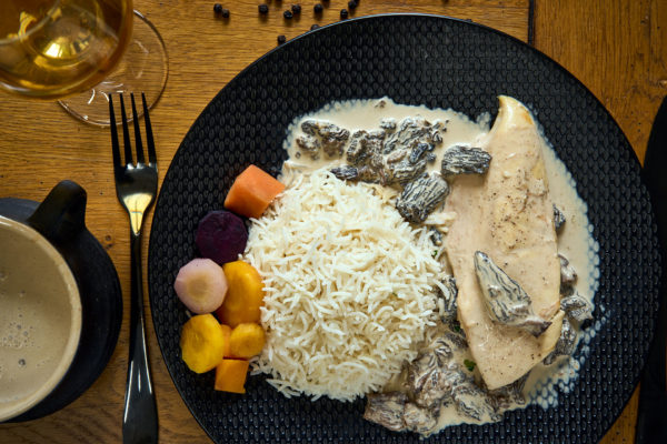 assiette de poulet aux morilles et sauce au vin jaune, accompagné de riz et ses petits légumes